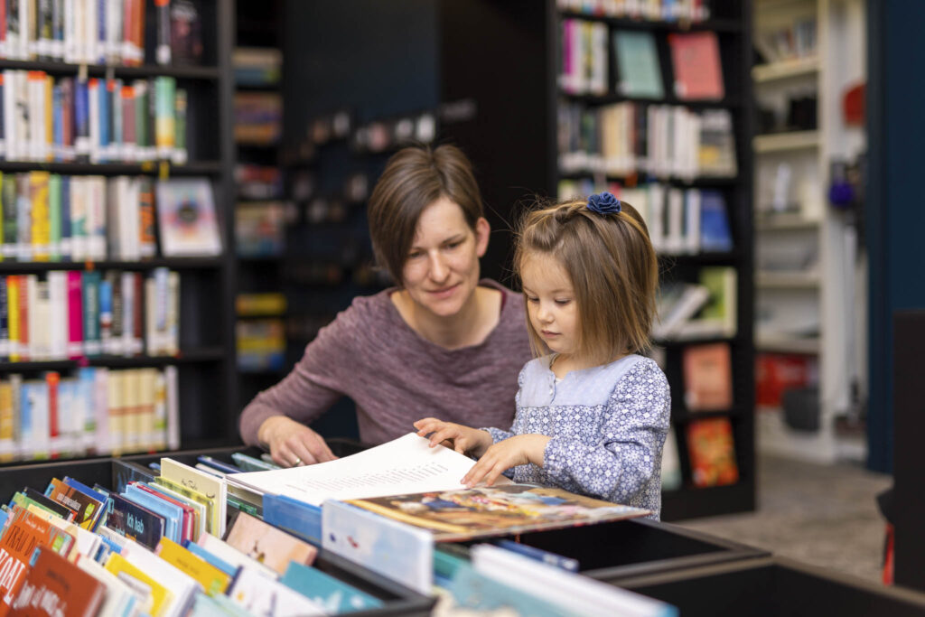 Kinderbuchschuette_Mutter_Maedchen - Galerie-Angebote